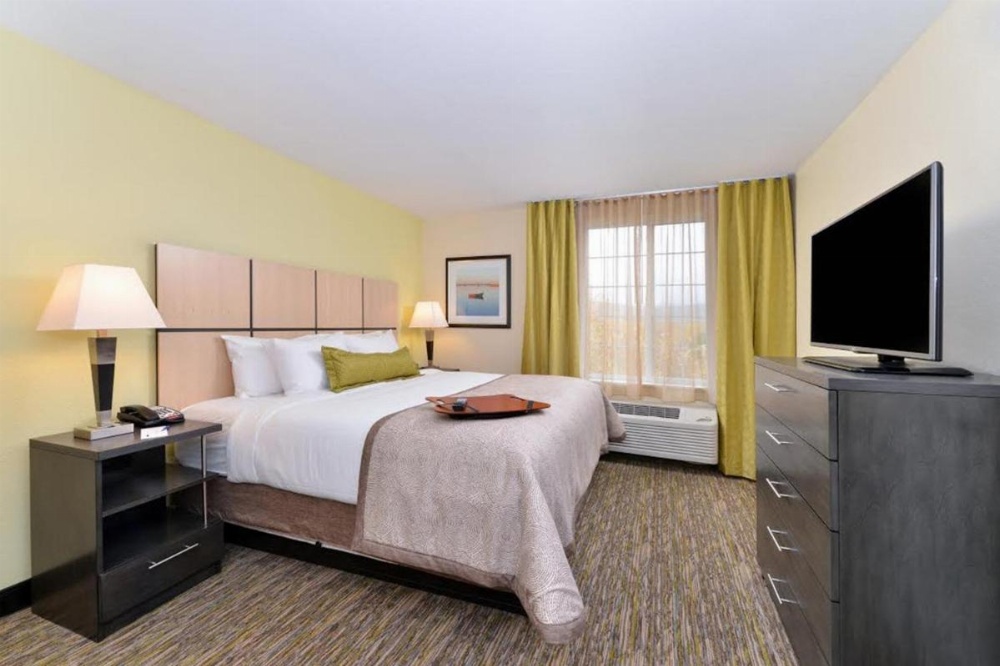 One-Bedroom Queen Room - Mobility/Hearing Accessible - Non-Smoking